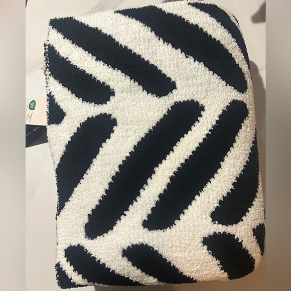 Tulum Throw  black off White Geometric Pattern Blanket SUNDAY CITIZEN - Picture 3 of 8